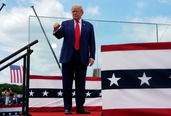 Donald Trump suikasttan sonraki ilk açık kava mitinginde kurşun geçirmez camın arkasından konuştu - Resim: 10