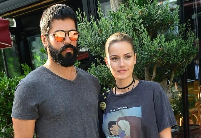Ailesiyle tatile çıkan Fahriye Evcen tekne pozlarına doymadı! Kot büstiyeriyle verdiği poz sosyal medyayı salladı - Resim: 1