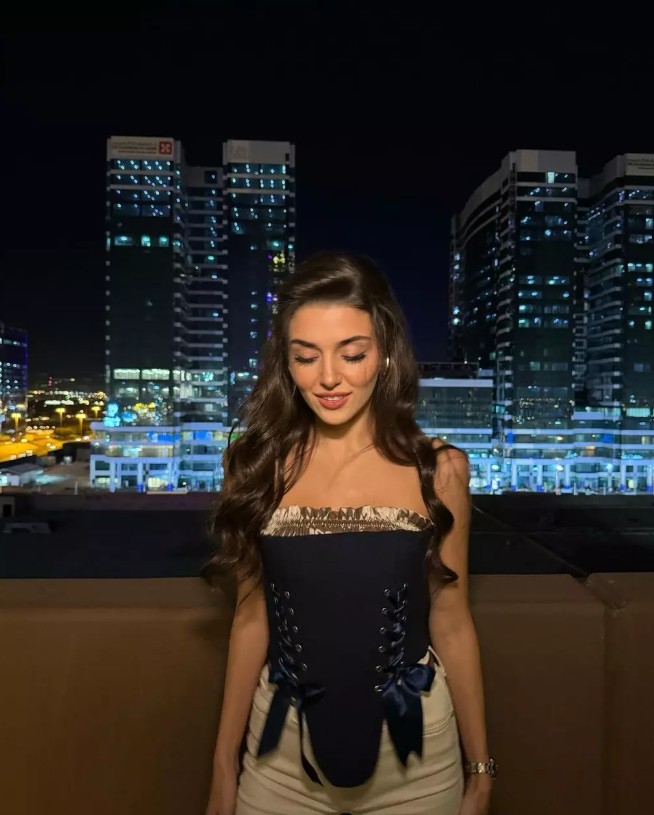 Hande Erçel'in Arabistan pozlarına beğeni yağdı! Güzelliğinin bedeli belli oldu - Resim: 9