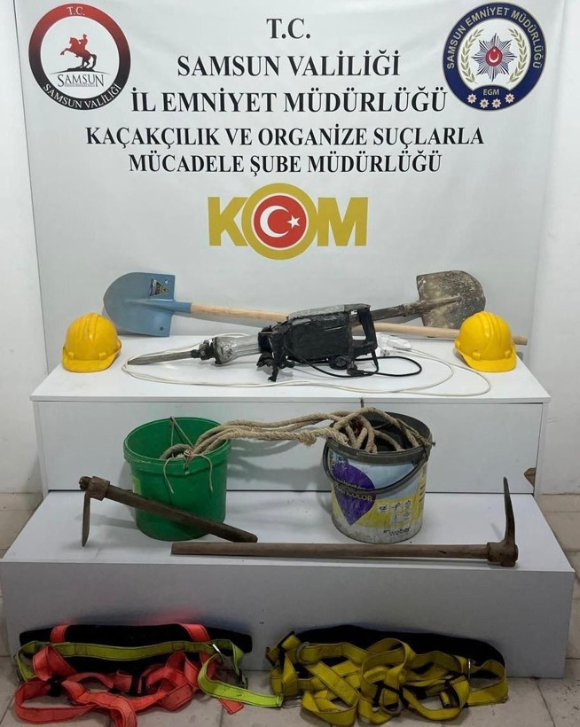 Rüyasında define gören kadın oğluyla birlikte 5 katlı apartmanın altında tünel kazarken yakalandı - Resim: 7