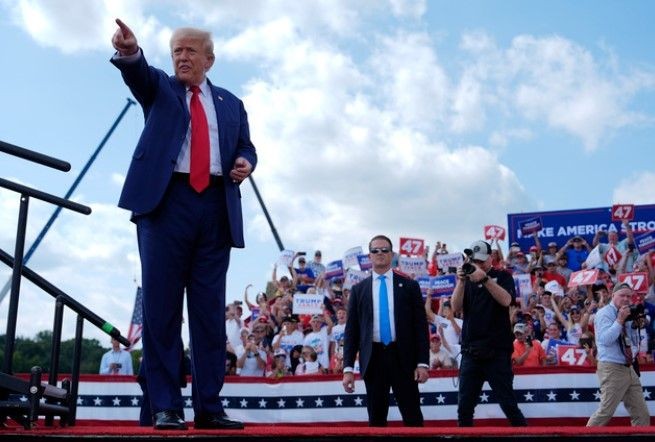 Donald Trump suikasttan sonraki ilk açık kava mitinginde kurşun geçirmez camın arkasından konuştu - Resim: 8