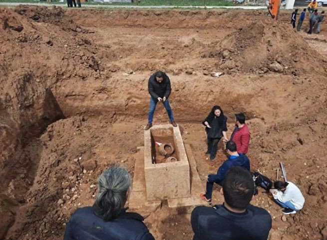 İnşaat kazısında kepçeye takıldı! Küplerden çıkanlar şoke etti - Resim: 3