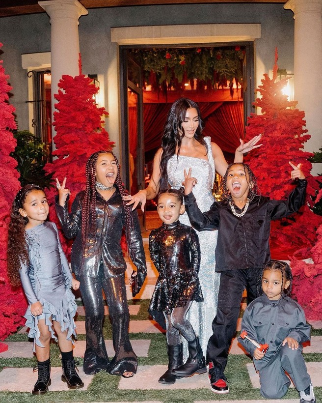 Kim Kardashian ailesiyle Noel pozları verdi - Resim: 4