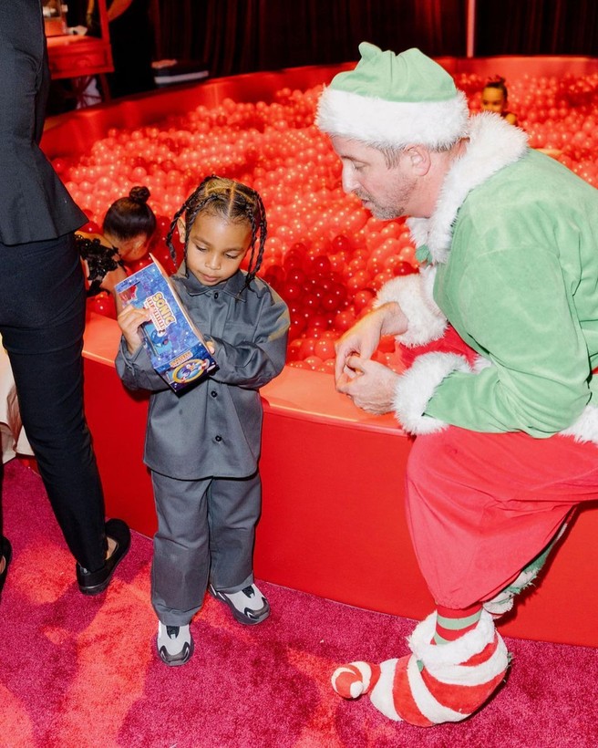 Kim Kardashian ailesiyle Noel pozları verdi - Resim: 8