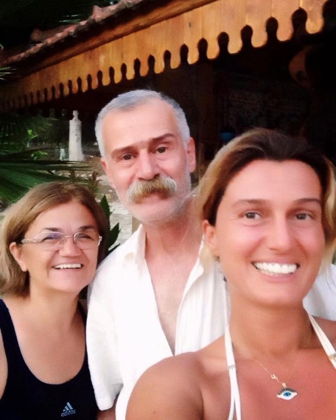 Tuğba Özay, babasının mezarı başında sabahladı - Resim: 6