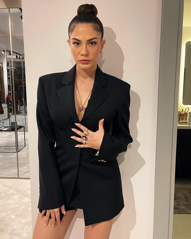 Farah Zeynep Abdullah'tan başrolünü Demet Özdemir'e kaptırdığı 'Adım Farah' dizisine eleştirisi - Resim: 2
