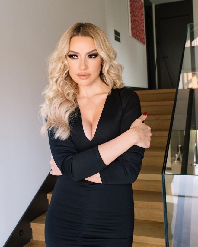 Cesur tarzıyla adından sıkça söz ettiren şarkıcı Hadise hakkında bomba iddia: Kolundaki pırlantalı saat gizemli aşkından mı? - Resim: 1