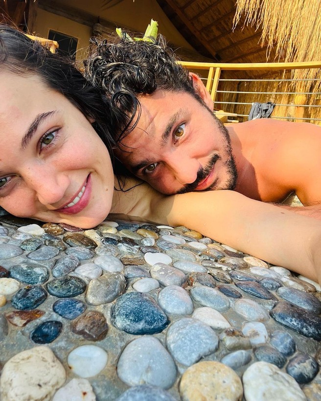 Kaan Yıldırım ve sevgilisi Pınar Deniz tatilde aşka geldi! Yıldırım yaptığı ayak masajıyla sosyal medyanın diline düştü! - Resim: 1