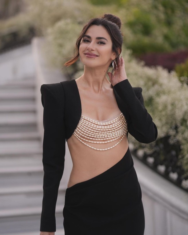 Didem Uzel, kıyafetiyle düğüne damga vuran Nesrin Cevadzade'yi topa tuttu - Resim: 5