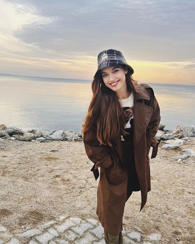 Afra Saraçoğlu'nun yorgandan büstiyeri dalga konusu oldu - Resim: 3