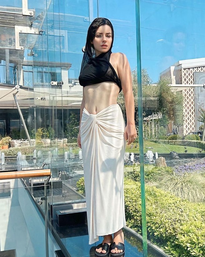 Merve Boğulur'dan anlamsız tesettür! Hem başını hem de sütyensiz göğüslerini kapattı - Resim: 7