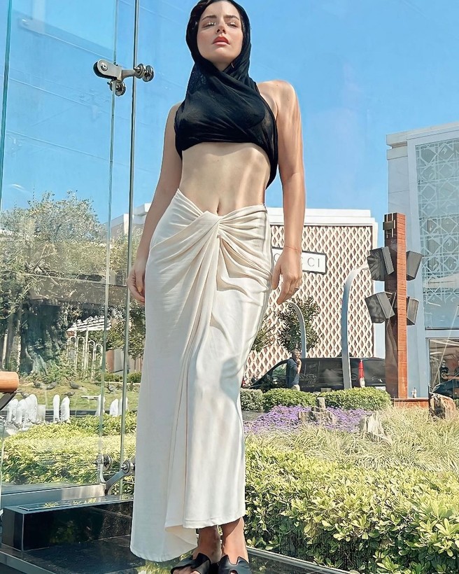 Merve Boğulur'dan anlamsız tesettür! Hem başını hem de sütyensiz göğüslerini kapattı - Resim: 8