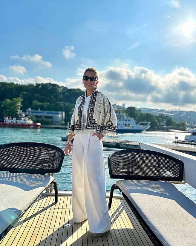 Hakan Sabancı'nın annesi Arzu Sabancı'dan dikkat çeken turist paylaşımı - Resim: 6