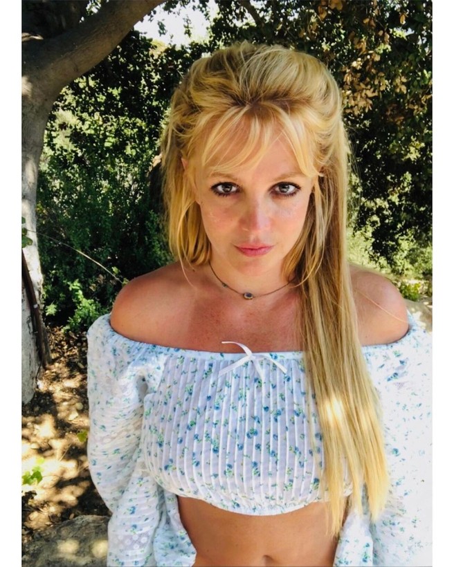 Sam Asghari'den boşanma kararı alan Britney Spears'den evliliğe veda partisi! Erkeklerin kucağında poz verdi - Resim: 4