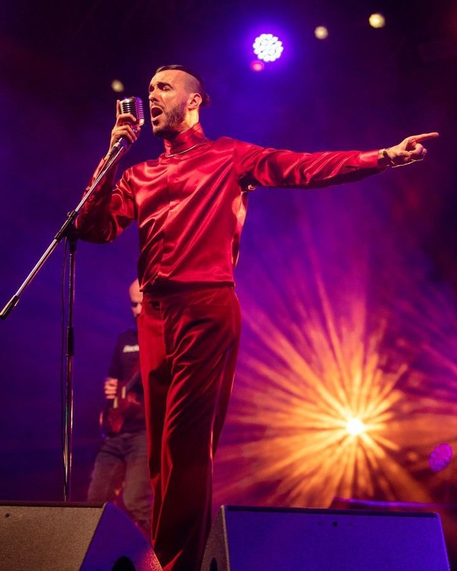 Cem Adrian'ı çileden çıkaran olay! İzmir'deki konserinde fazla yakınlaşan çiftlere tepki gösterdi - Resim: 1