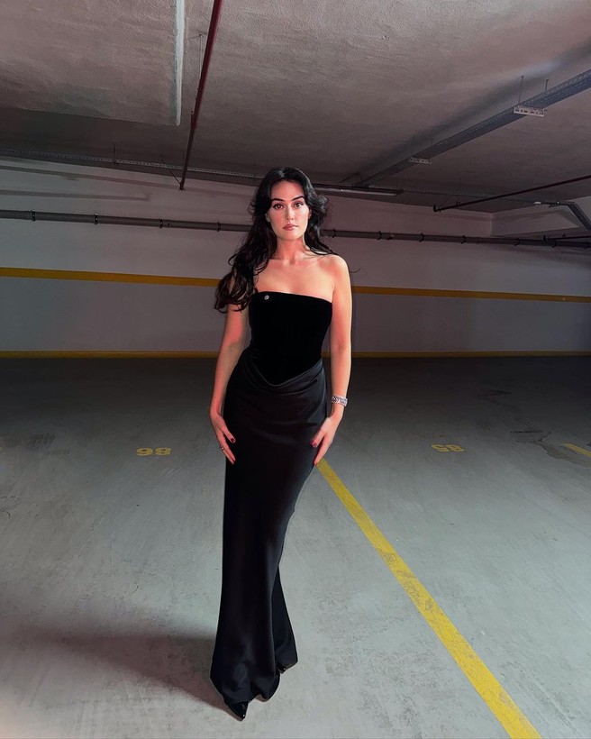 Esra Bilgiç'in otopark pozları nefes kesti! Takipçilerinden yorum yağdı: "Çok seksisin bebeğim🔥" - Resim: 15