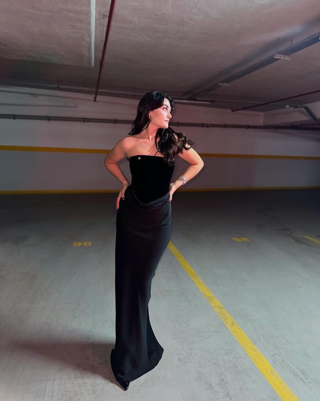 Esra Bilgiç'in otopark pozları nefes kesti! Takipçilerinden yorum yağdı: "Çok seksisin bebeğim🔥" - Resim: 17
