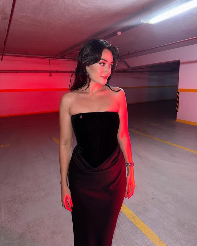 Esra Bilgiç'in otopark pozları nefes kesti! Takipçilerinden yorum yağdı: "Çok seksisin bebeğim🔥" - Resim: 13