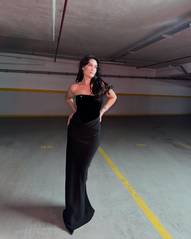Esra Bilgiç'in otopark pozları nefes kesti! Takipçilerinden yorum yağdı: "Çok seksisin bebeğim🔥" - Resim: 12