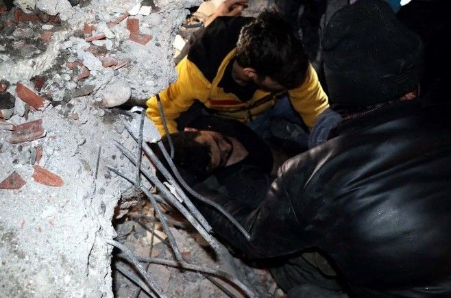 Son Dakika! Yeni günde enkazdan kurtarılan canlar umudu artırdı! 30. saatte bulunanlar, asker abileriyle konuşan çocuklar, uykusundan uyanan minik: Ne oluyor ya - Resim: 21