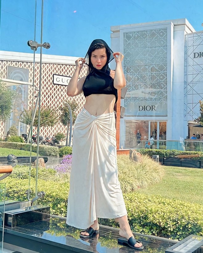 Merve Boğulur'dan anlamsız tesettür! Hem başını hem de sütyensiz göğüslerini kapattı - Resim: 11