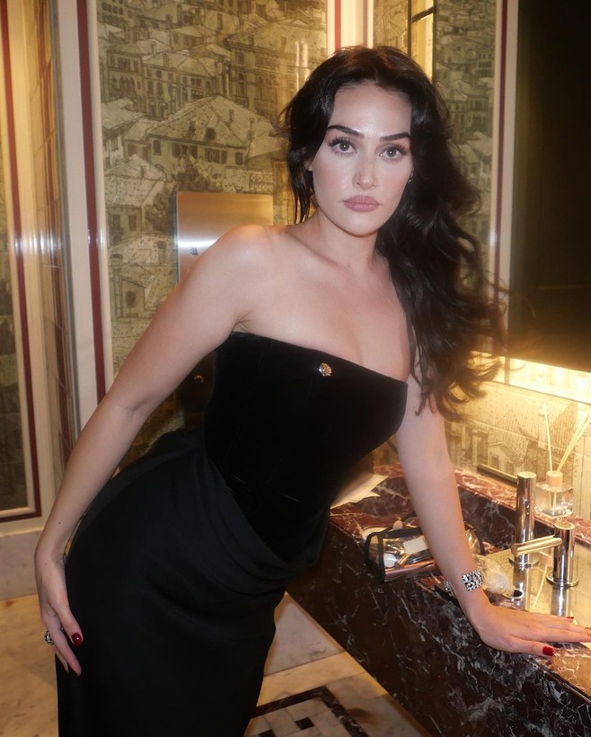 Esra Bilgiç'in otopark pozları nefes kesti! Takipçilerinden yorum yağdı: "Çok seksisin bebeğim🔥" - Resim: 16