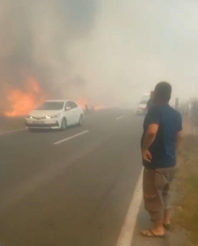 Tekirdağ'da 180 dönümlük buğday tarlası yandı! 3 kişi dumandan etkilendi - Resim: 8