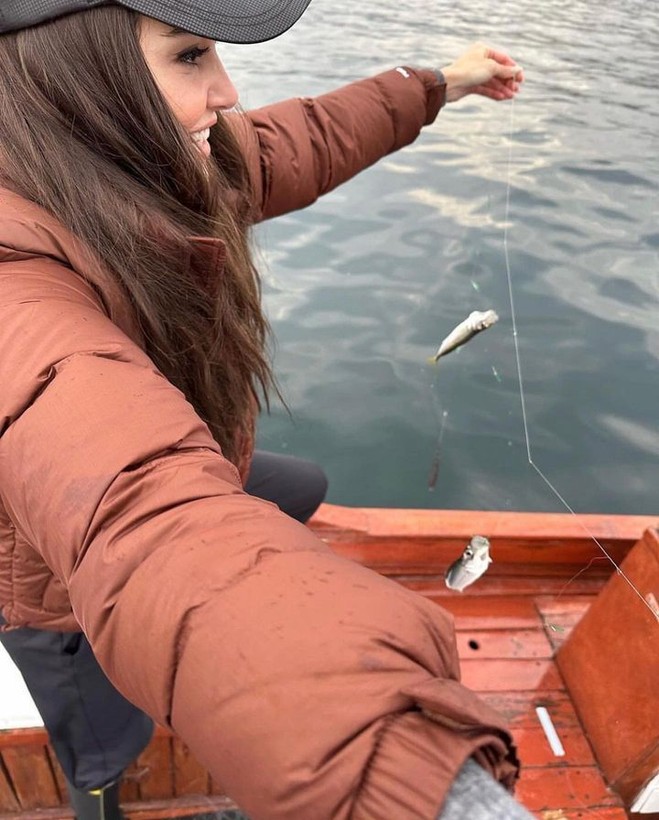 Hande Erçel sosyal medya hesabından yaptığı paylaşımla takipçilerini mest etti! Mini elbisesiyle sokaklarda yürüdü - Resim: 11