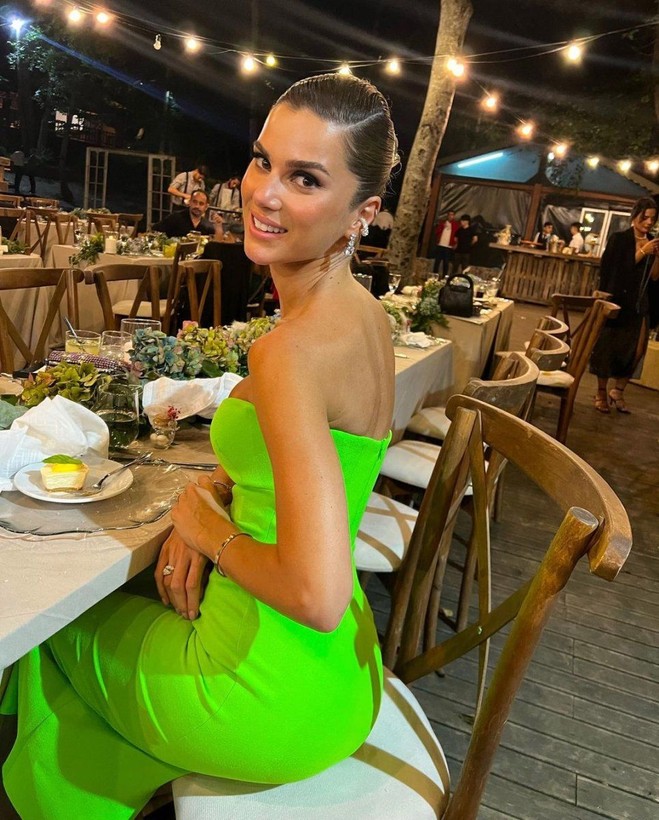 Dua Lipa'nın giydiği elbiseyle çekilmiş pozlarını sosyal medya hesabından paylaşan Nazlı Sabancı yorum yağmuruna tutuldu! "Yanlışlıkla attın galiba" - Resim: 9