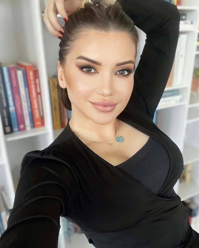 Armağan Çağlayan'ın sunduğu 'Gör Beni' programına konuk olan Uzman Klinik Psikolog Esra Ezmeci "Eczacı kızıyım enerjiye ve yağların gücüne çok inanıyorum" - Resim: 3