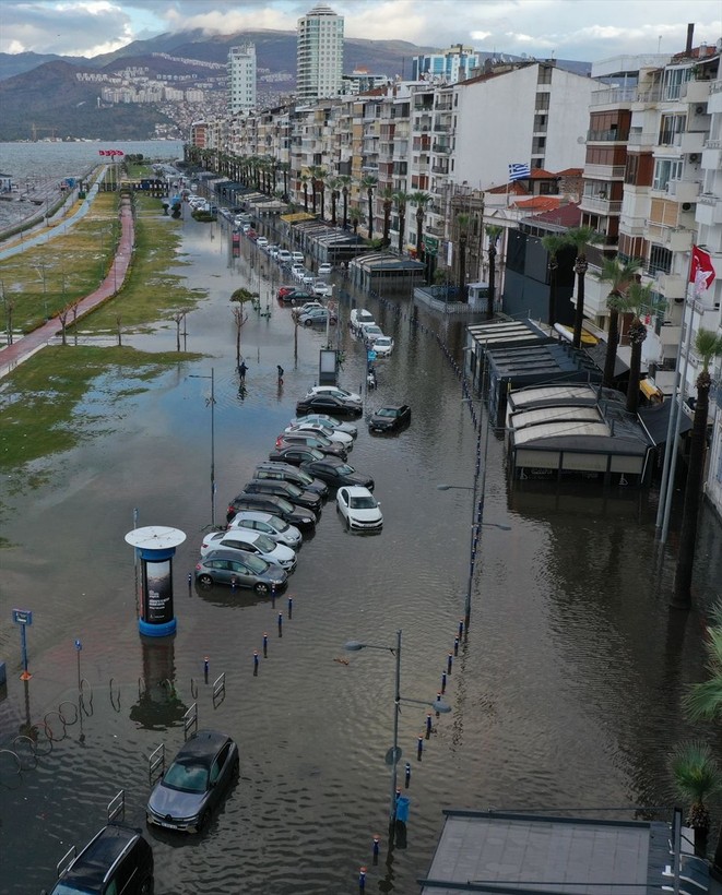 Türkiye sağanağa teslim! İzmir'de deniz karayla birleşti! İstanbul'da binaların çatısı uçtu - Resim: 31