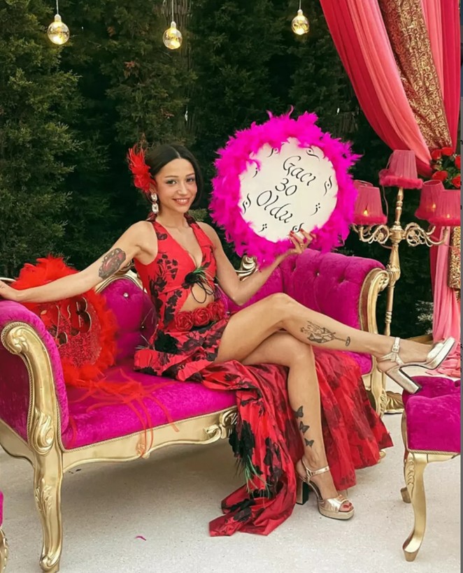 Zeynep Bastık 30 yaşına girdi! Olay doğum gününden dudak dudağa poz geldi - Resim: 6