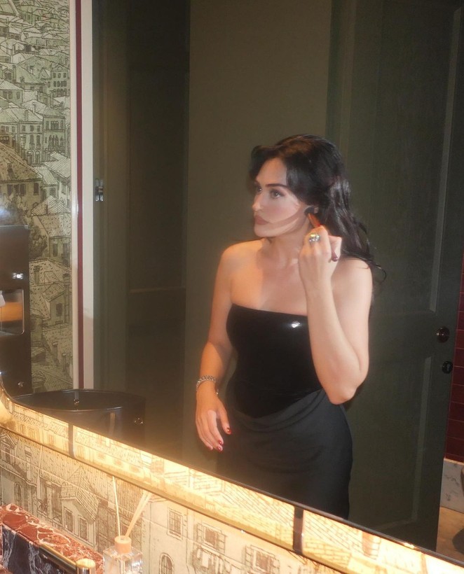 Esra Bilgiç'in otopark pozları nefes kesti! Takipçilerinden yorum yağdı: "Çok seksisin bebeğim🔥" - Resim: 8