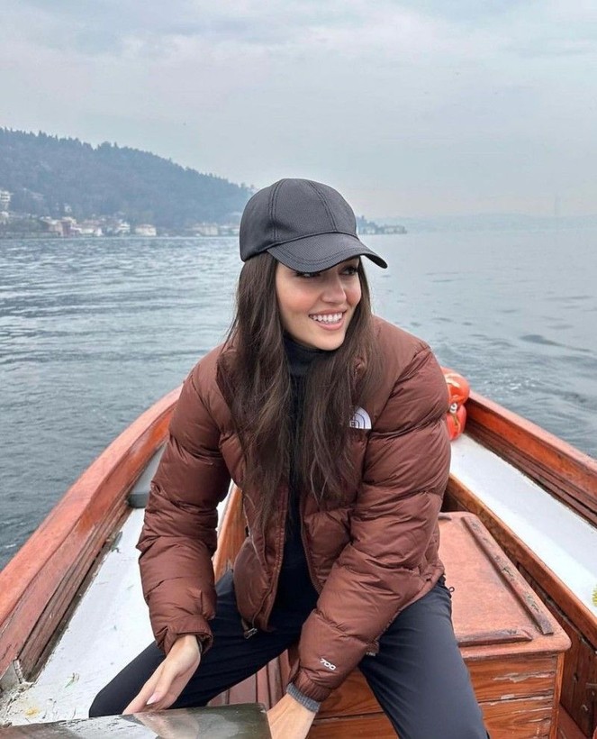 Hande Erçel sosyal medya hesabından yaptığı paylaşımla takipçilerini mest etti! Mini elbisesiyle sokaklarda yürüdü - Resim: 10