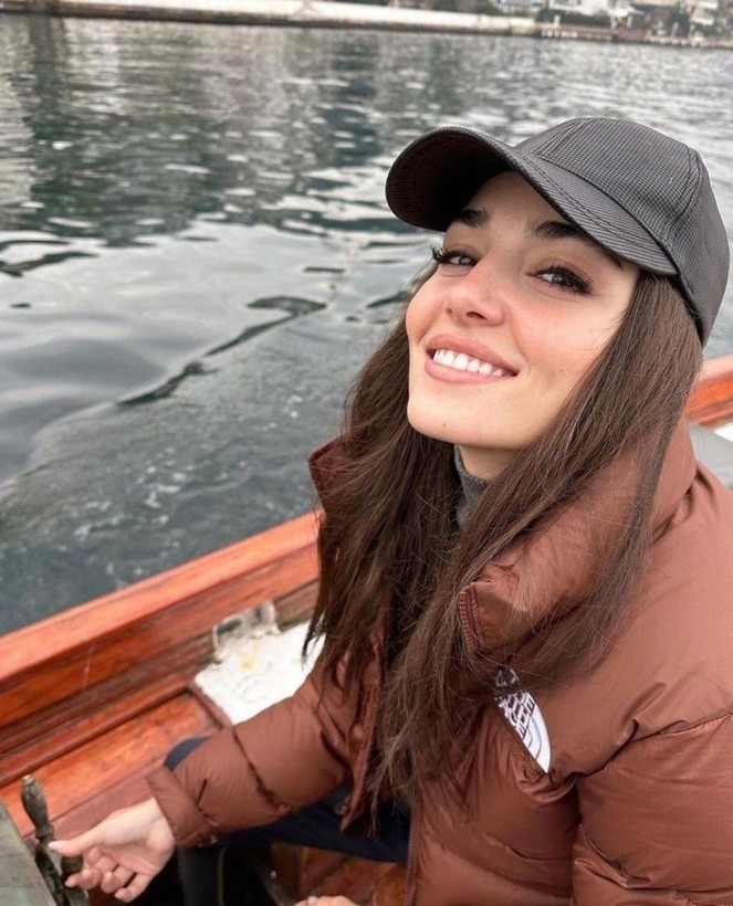 Hande Erçel sosyal medya hesabından yaptığı paylaşımla takipçilerini mest etti! Mini elbisesiyle sokaklarda yürüdü - Resim: 12