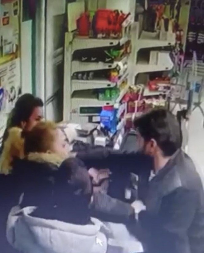Fişteki fiyat farkı müşteriyi çıldırttı! Hıncını kasiyerden aldı - Resim: 4