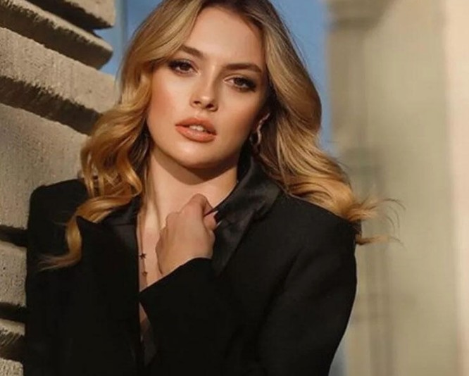 İlginç figürleriyle dikkatleri üzerine çekti! Melis Sezen konserde kendisinden geçti - Resim: 2