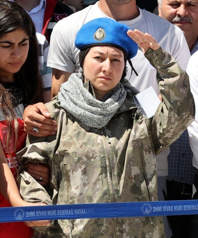 Babaya son dokunuş! Türkiye şehitlerini son yolculuğuna uğurladı | Kelimelerin boğazlara düğümlendiği an - Resim: 19