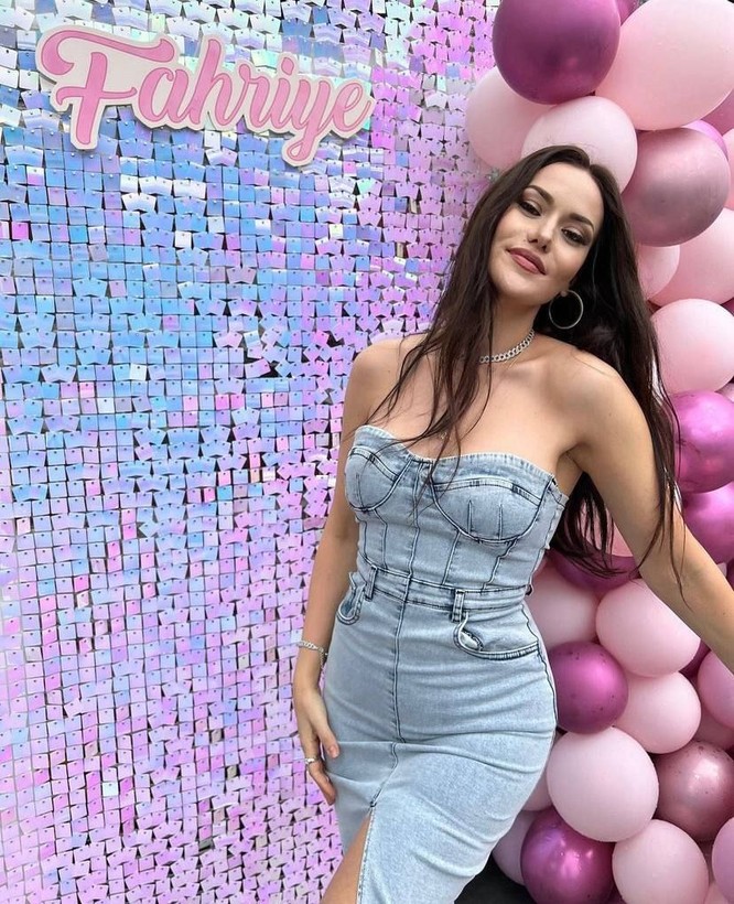 Burak Özçivit ile mutlu bir evliliği olan Fahriye Evcen 37. yaşını kutladı! Doğum günü pastası dikkat çekti - Resim: 9