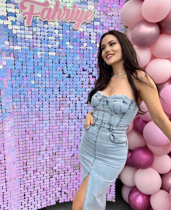 Burak Özçivit ile mutlu bir evliliği olan Fahriye Evcen 37. yaşını kutladı! Doğum günü pastası dikkat çekti - Resim: 13