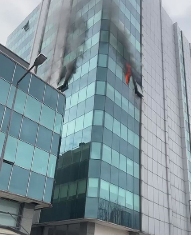 Zeytinburnu'nda 5 katlı iş merkezinde yangın! Yaralı var - Resim: 4