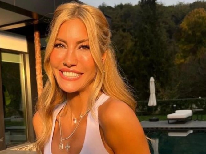Oğluyla tatile giden Çağla Şıkel buz dolu fıçının içine girdi! 'Soğuktan nefret ediyorum...' - Resim: 3