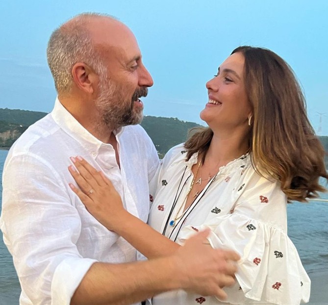 Halit Ergenç ile mutlu evlilikleri olan Bergüzar Korel isyan etti! "Laikliği rakıya indirgemeyin..." - Resim: 3
