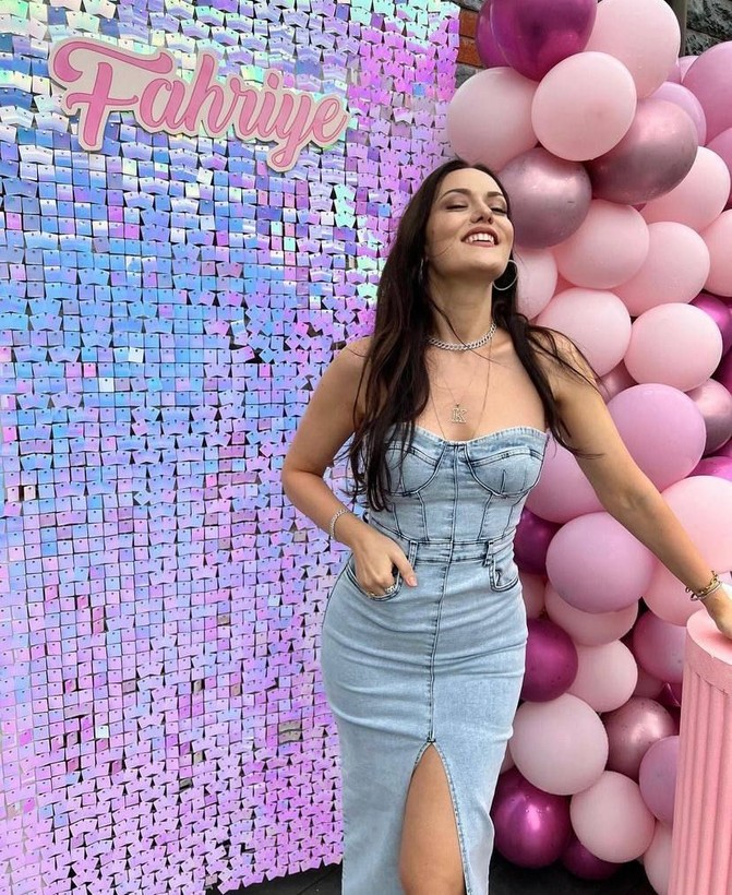 Burak Özçivit ile mutlu bir evliliği olan Fahriye Evcen 37. yaşını kutladı! Doğum günü pastası dikkat çekti - Resim: 14