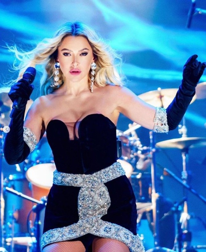 Hadise dekoltesini paylaştı! Takipçisi yorumu patlattı: Aç memelerini sen de kurtul biz de - Resim: 2