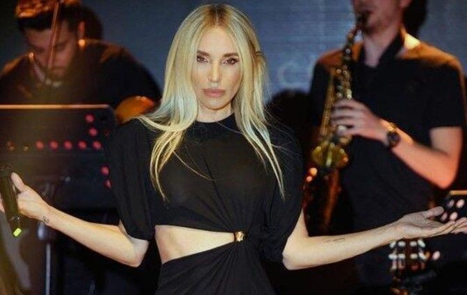 Gülşen sahneye iç çamaşırıyla çıktı! Beyaz dantelin üzerine mavi kombiniyle yine konuşuldu! Arda Kural'dan olay olacak yorum: Çocuk bezi sandım - Resim: 7