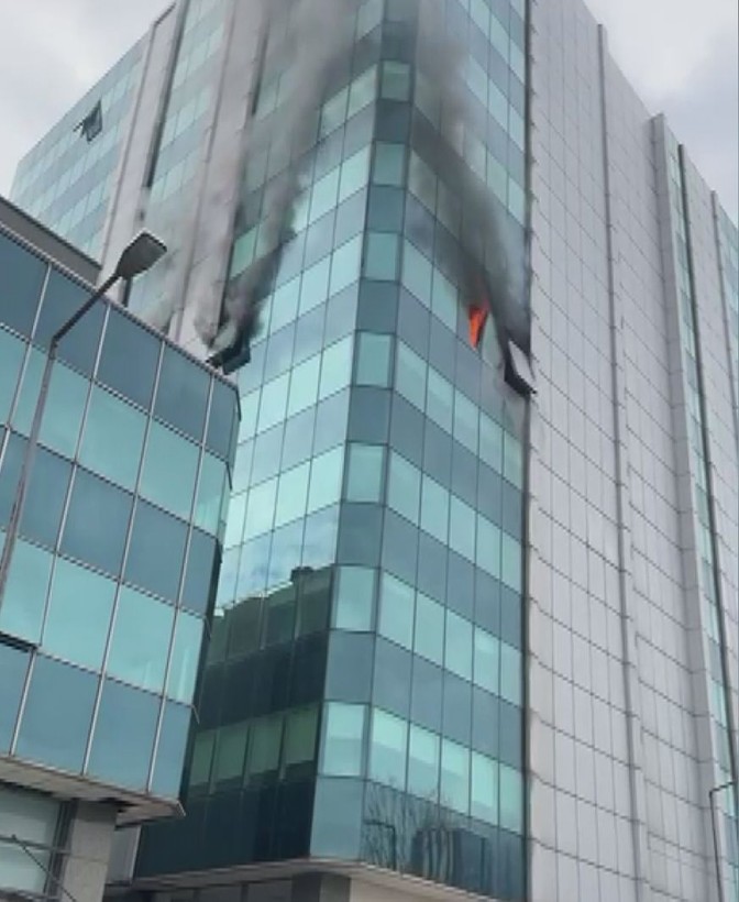 Zeytinburnu'nda 5 katlı iş merkezinde yangın! Yaralı var - Resim: 3