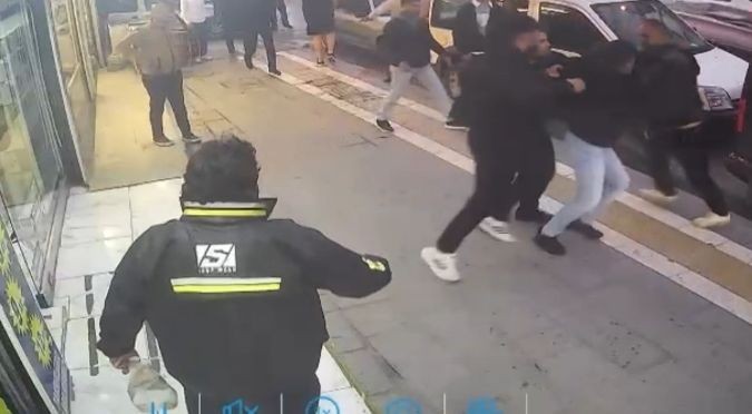 Esenyurt'ta 'Yan baktın' kavgası kamerada - Resim: 2