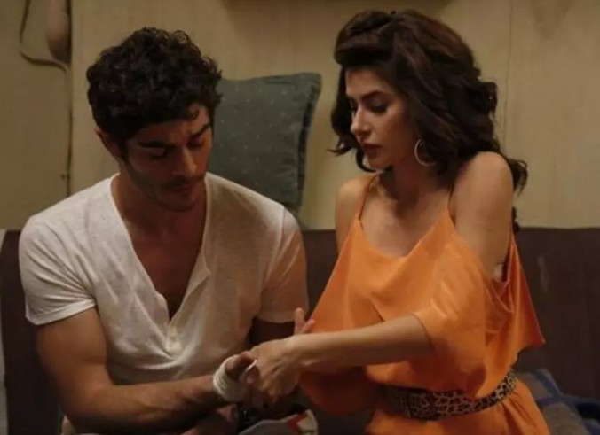 Bodrum'da tatiline devam eden Nesrin Cavadzade deniz sonrası sere serpe uzanarak güneşlendi - Resim: 3