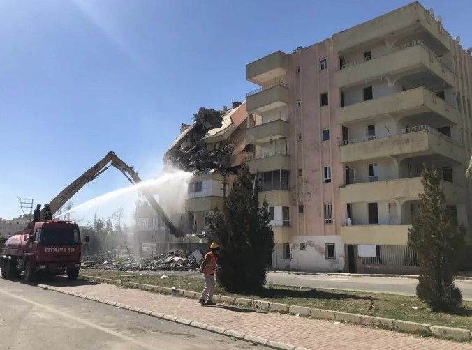 Acının karesi! Şanlıurfa'da depremde ağır hasar alan binalarının yıkımını böyle izlediler - Resim: 1